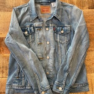 Levi’s womens trucker denim jacket great condition size M